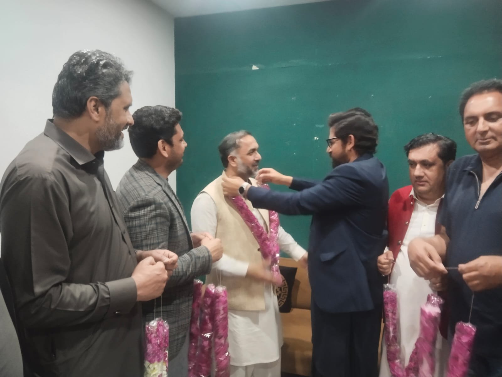 نیشنل پریس کلب الیکشن میں بھرپور سپورٹ پر کرنے پر ڈیموکریٹس پینل کے رہنمائوں اور نومنتخب صدر ، سیکرٹری این پی سی کا میڈیا ورکرز آرگنائزیشن کی قیادت کو خراج تحسین