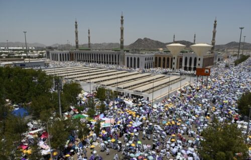 حج کا رکنِ اعظم آج ادا کیا جائے گا،لاکھوں عازمین میدانِ عرفات میں جمع، مسجدِ نبویؐ کے امام الشیخ علی الحذیفی خطبۂ حج دیں گے