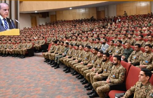 وزیراعظم محمد شہباز شریف کا کمانڈ اینڈ سٹاف کالج کوئٹہ کا دورہ، ہر قسم کی مہم جوئی کے خلاف پاکستان کے خودمختاری اور علاقائی سالمیت کے دفاع کے عزم کا اعادہ