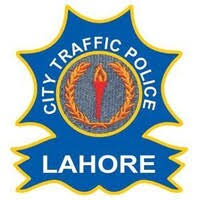 لاہور میں ٹریفک وارڈن نے تلخ کلامی پر خاتون کو تھپڑ جڑ دیا