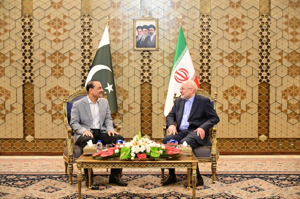 فیلڈ مارشل سید عاصم منیر کا دورۂ ایران مکمل، علاقائی کشیدگی کم کرنے کی سفارتی کوششوں میں اہم پیش رفت