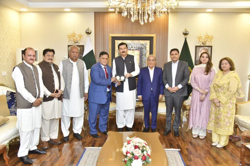 کے پی میں سرمایہ کاری کے وسیع مواقع، گورنر خیبر پختونخوا کا بزنس وفد سے گفتگو