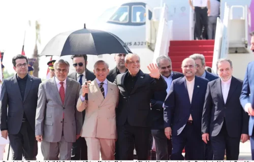ایرانی صدر مسعود پزشکیان پاکستان پہنچ گئے، صدر زرداری اور وزیراعظم شہباز شریف نے استقبال کیا