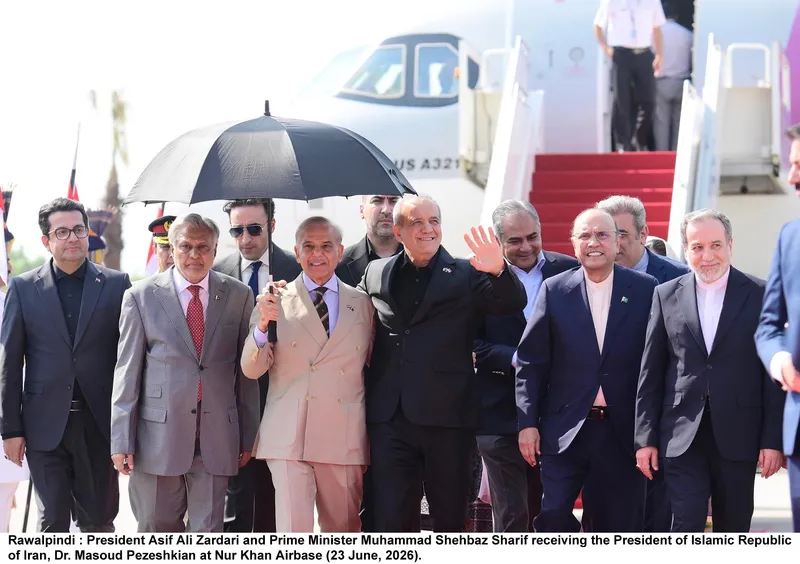 ایرانی صدر مسعود پزشکیان پاکستان پہنچ گئے، صدر زرداری اور وزیراعظم شہباز شریف نے استقبال کیا