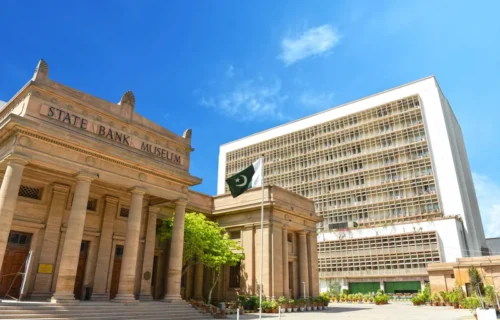 انٹربینک مارکیٹ میں امریکی ڈالر کے مقابلے میں پاکستانی روپے کی قدر میں اضافہ ریکارڈ
