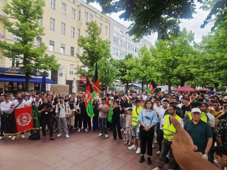 جرمنی میں مقیم افغان کمیونٹی کا بڑا احتجاجی مظاہرہ،برلن کی سڑکیں طالبان رجیم مخالف نعروں سے گونج اٹھیں