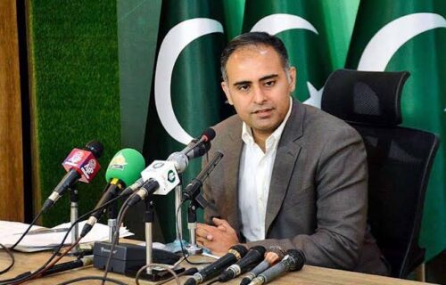 چھوٹے دکانداروں کوٹیکس نیٹ میں لانے کیلئے متعارف کرائی گئی سکیم پرانجمن تاجران کے ساتھ مل کرعمل درآمدکریں گے،بجٹ میں تمام طبقات اورشعبوں کوریلیف فراہم کرنے کی کوشش کی گئی ہے، وزیرمملکت برائے خزانہ کی پریس بریفنگ
