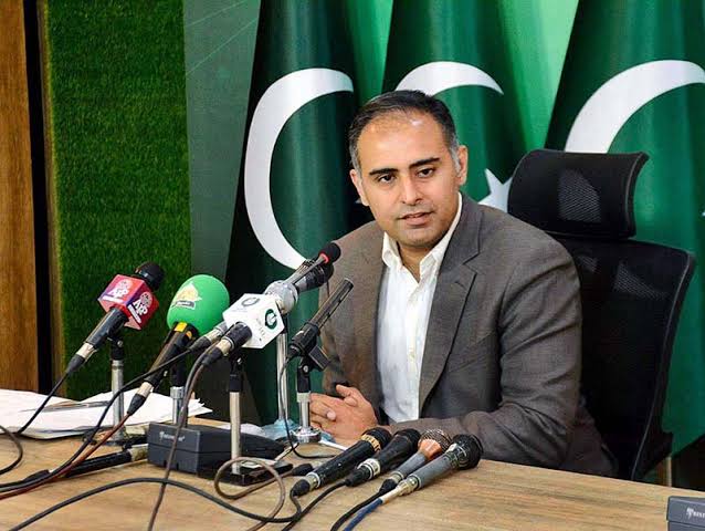 چھوٹے دکانداروں کوٹیکس نیٹ میں لانے کیلئے متعارف کرائی گئی سکیم پرانجمن تاجران کے ساتھ مل کرعمل درآمدکریں گے،بجٹ میں تمام طبقات اورشعبوں کوریلیف فراہم کرنے کی کوشش کی گئی ہے، وزیرمملکت برائے خزانہ کی پریس بریفنگ