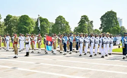 جنرل سید عامر رضا کمانڈر کو نیشنل اسٹریٹجک کمانڈ تعینات ہونے پر گارڈ آف آنر، فیلڈ مارشل سے ملاقات