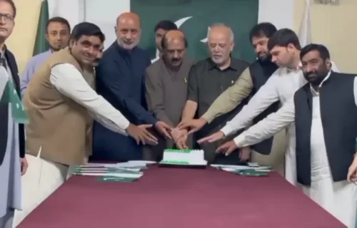 یومِ آزادی پر پی آئی ڈی لاہوردفتر میں پروقار تقریب کا انعقاد ،کیک بھی کاٹا گیا