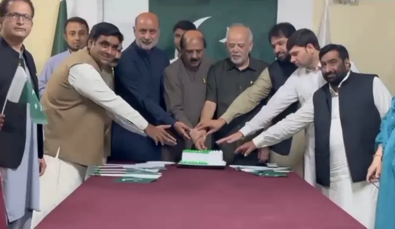 یومِ آزادی پر پی آئی ڈی لاہوردفتر میں پروقار تقریب کا انعقاد ،کیک بھی کاٹا گیا (تصویر 1)