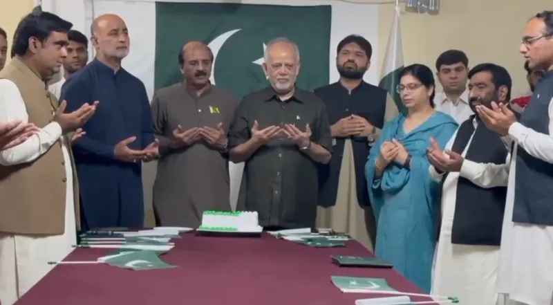 یومِ آزادی پر پی آئی ڈی لاہوردفتر میں پروقار تقریب کا انعقاد ،کیک بھی کاٹا گیا (تصویر 2)