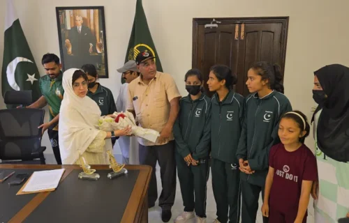 ڈپٹی کمشنر ٹوبہ ٹیک سنگھ ماہم آصف ملک سے ہاکی کھلاڑیوں کی ملاقات