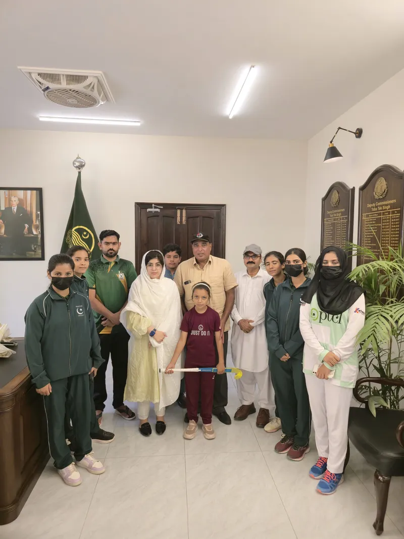 ڈپٹی کمشنر ٹوبہ ٹیک سنگھ ماہم آصف ملک سے ہاکی کھلاڑیوں کی ملاقات (تصویر 2)