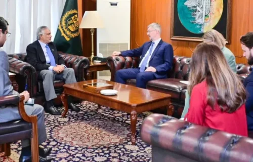 نائب وزیراعظم اسحاق ڈار کی روسی سفیر البرٹ خوروف سے ملاقات