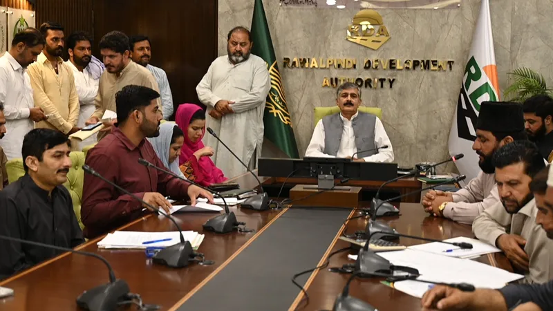 راولپنڈی ڈویلپمنٹ اتھارٹی: راجہ بازار میں پارکنگ پلازوں کی نیلامی (تصویر 1)