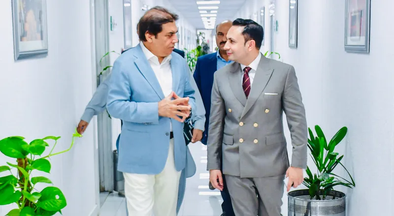 محمد حنیف عباسی اور سردار یاسر الیاس خان کی ملاقات، سیاحت پر تبادلہ خیال (تصویر 1)