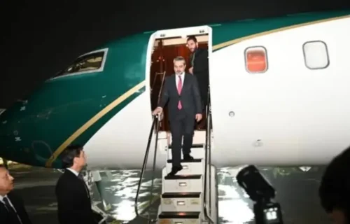 شام کے وزیر خارجہ اسلام آباد پہنچ گئے، اسحاق ڈار نے استقبال کیا