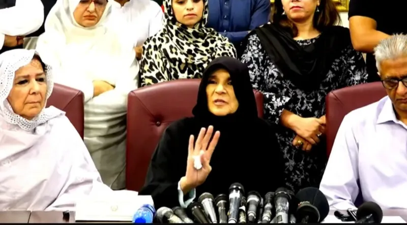 عمران خان کا قیدِ تنہائی اور مبینہ ٹارچر کا دعویٰ، ڈاکٹر عظمیٰ کی پریس کانفرنس، ملاقات و علاج تفصیلات بتا دیں (تصویر 1)