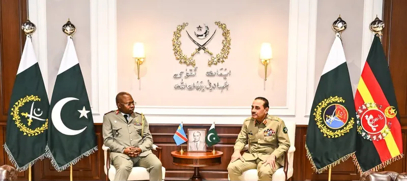 ڈی آر کانگو کے چیف آف ڈیفنس کی فیلڈ مارشل عاصم منیر سے ملاقات، دفاعی تعاون کے فروغ پر اتفاق (تصویر 1)