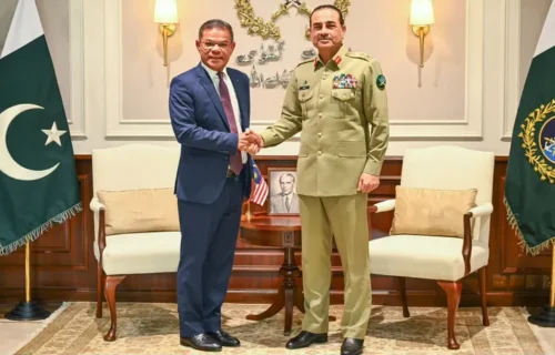 ملائیشیا کے وزیر داخلہ کی فیلڈ مارشل سید عاصم منیر سے جی ایچ کیو میں ملاقات
