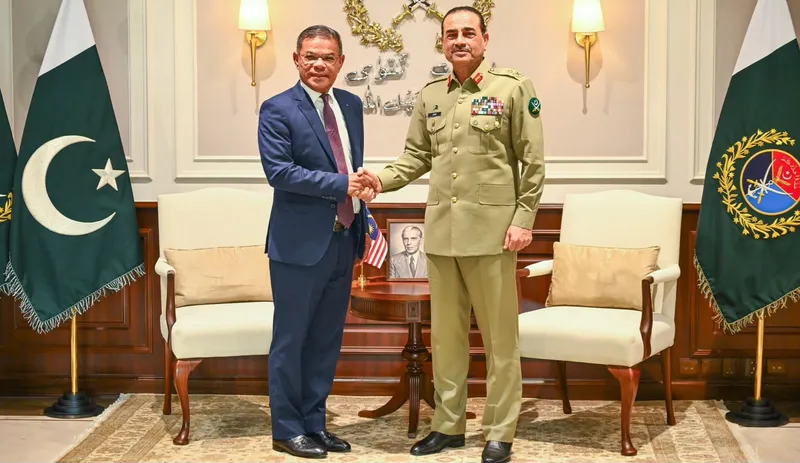ملائیشیا کے وزیر داخلہ کی فیلڈ مارشل سید عاصم منیر سے جی ایچ کیو میں ملاقات