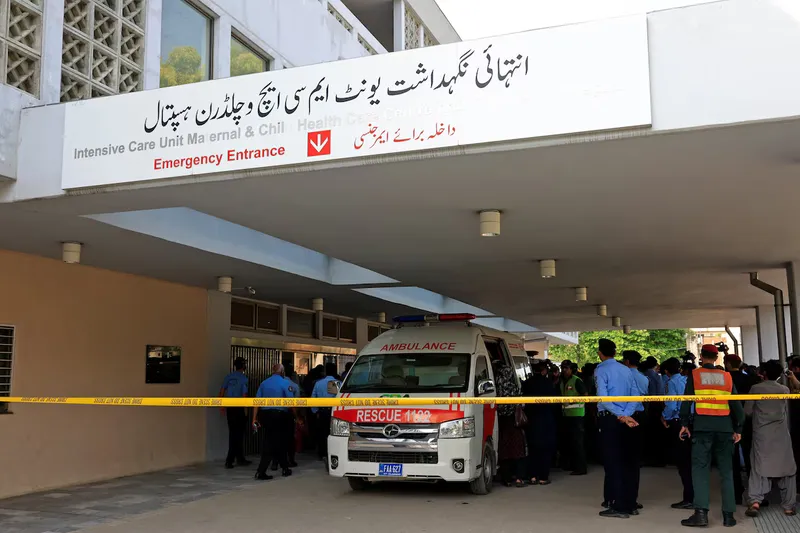 پمز اسپتال اسلام آباد کے گائنی وارڈ میں آتشزدگی، 14 نومولود جاں بحق، وفاقی سیکریٹری صحت اسلم غوری عہدے سے ہٹا دیے گئے (تصویر 1)