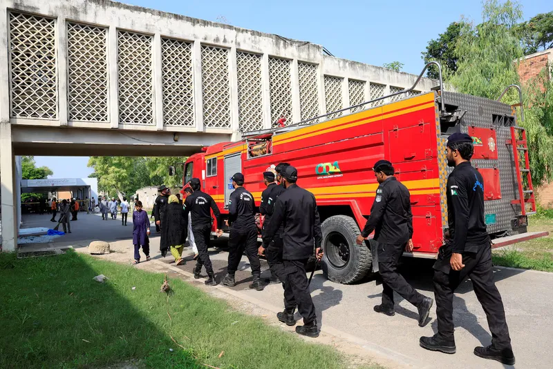 پمز اسپتال اسلام آباد کے گائنی وارڈ میں آتشزدگی، 14 نومولود جاں بحق، وفاقی سیکریٹری صحت اسلم غوری عہدے سے ہٹا دیے گئے (تصویر 2)