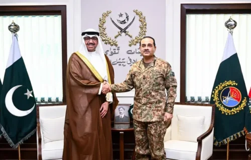 کویتی وزیر دفاع کی اعلیٰ سطحی وفد کے ہمراہ جی ایچ کیو آمد، فیلڈ مارشل عاصم منیر سے ملاقات