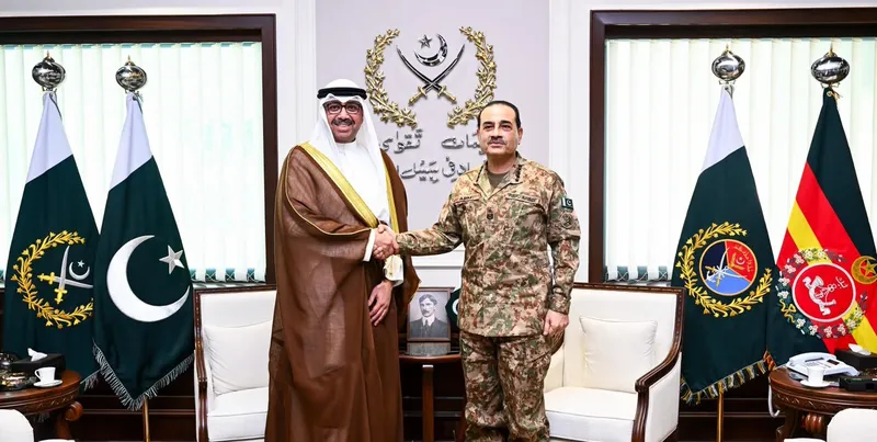 کویتی وزیر دفاع کی اعلیٰ سطحی وفد کے ہمراہ جی ایچ کیو آمد، فیلڈ مارشل عاصم منیر سے ملاقات