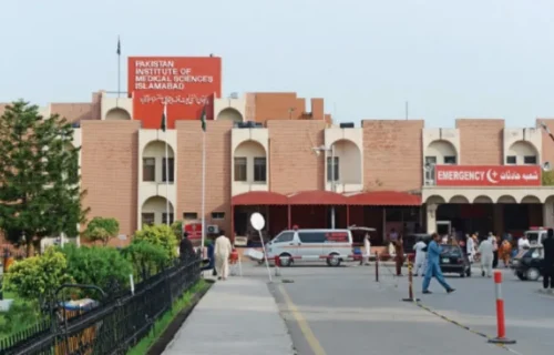 پمز میں بڑے پیمانے پر انتظامی و طبی افسران کو اضافی چارجز تفویض، نوٹیفکیشن جاری