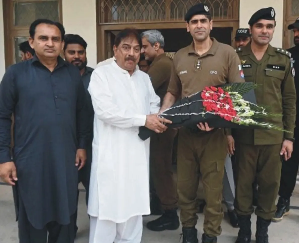 گوجرانوالہ پولیس کا انسانیت کی خدمت کے لیے بلڈ ڈونیشن کیمپ، افسران اور اہلکاروں نے خون کے عطیات دیے (تصویر 1)
