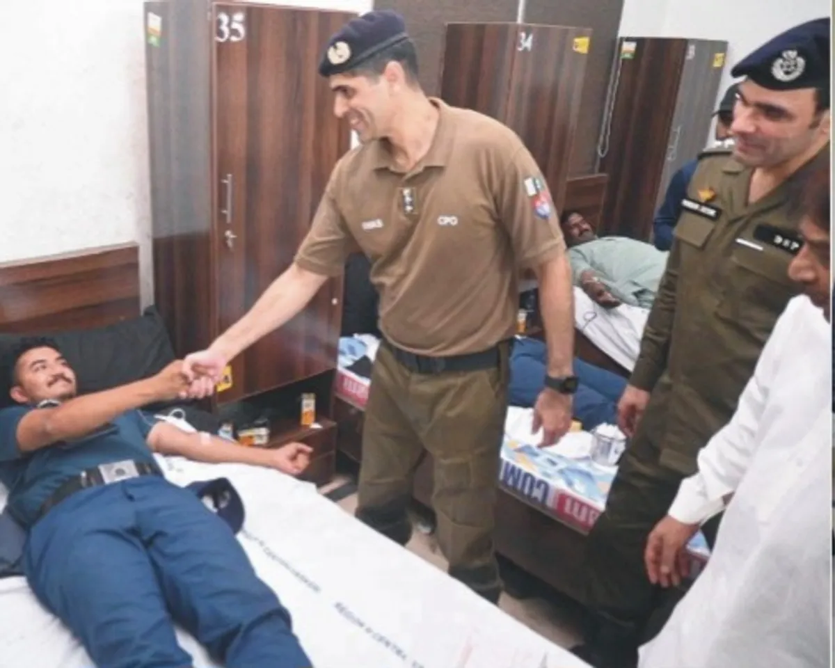 گوجرانوالہ پولیس کا انسانیت کی خدمت کے لیے بلڈ ڈونیشن کیمپ، افسران اور اہلکاروں نے خون کے عطیات دیے (تصویر 3)