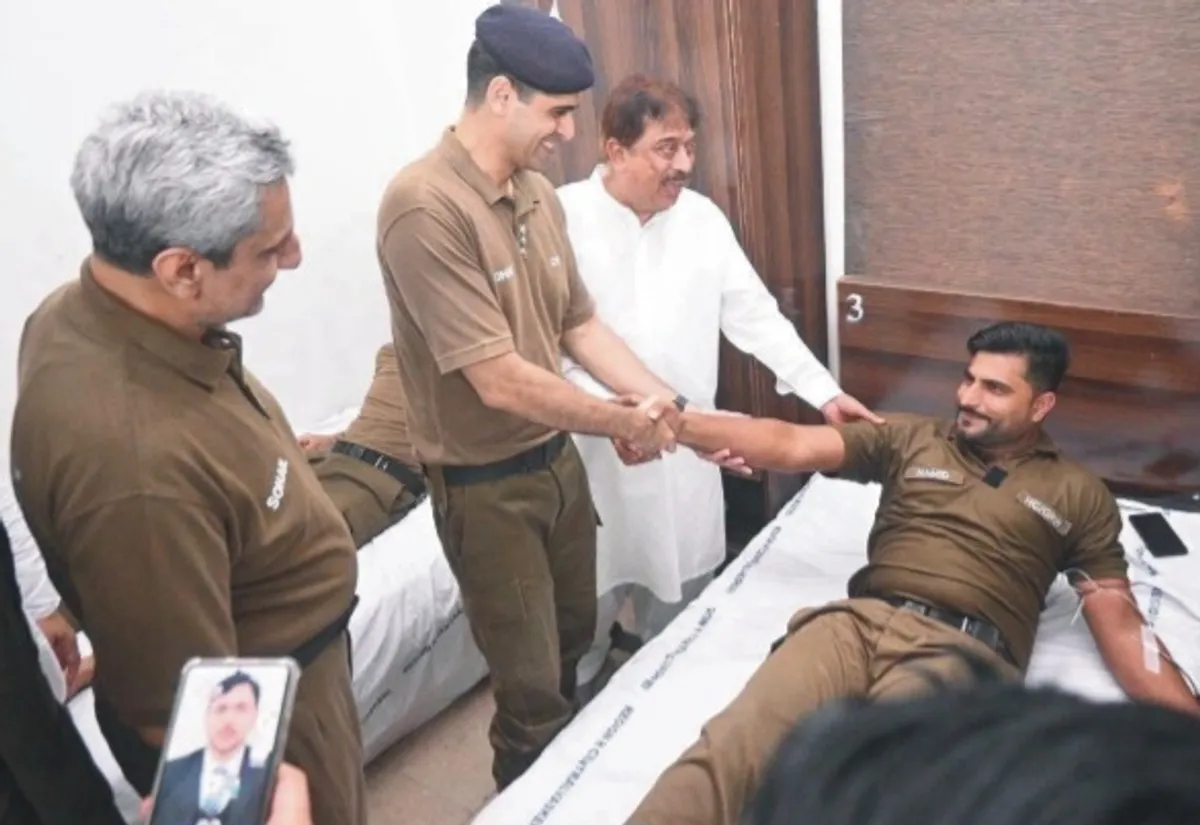 گوجرانوالہ پولیس کا انسانیت کی خدمت کے لیے بلڈ ڈونیشن کیمپ، افسران اور اہلکاروں نے خون کے عطیات دیے (تصویر 2)