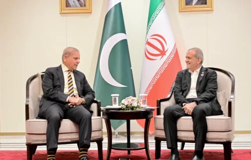 وزیراعظم شہباز شریف کی ایران کے صدر ڈاکٹر مسعود پزشکیان سے ملاقات، قریبی اور دیرینہ تعلقات کا اعادہ
