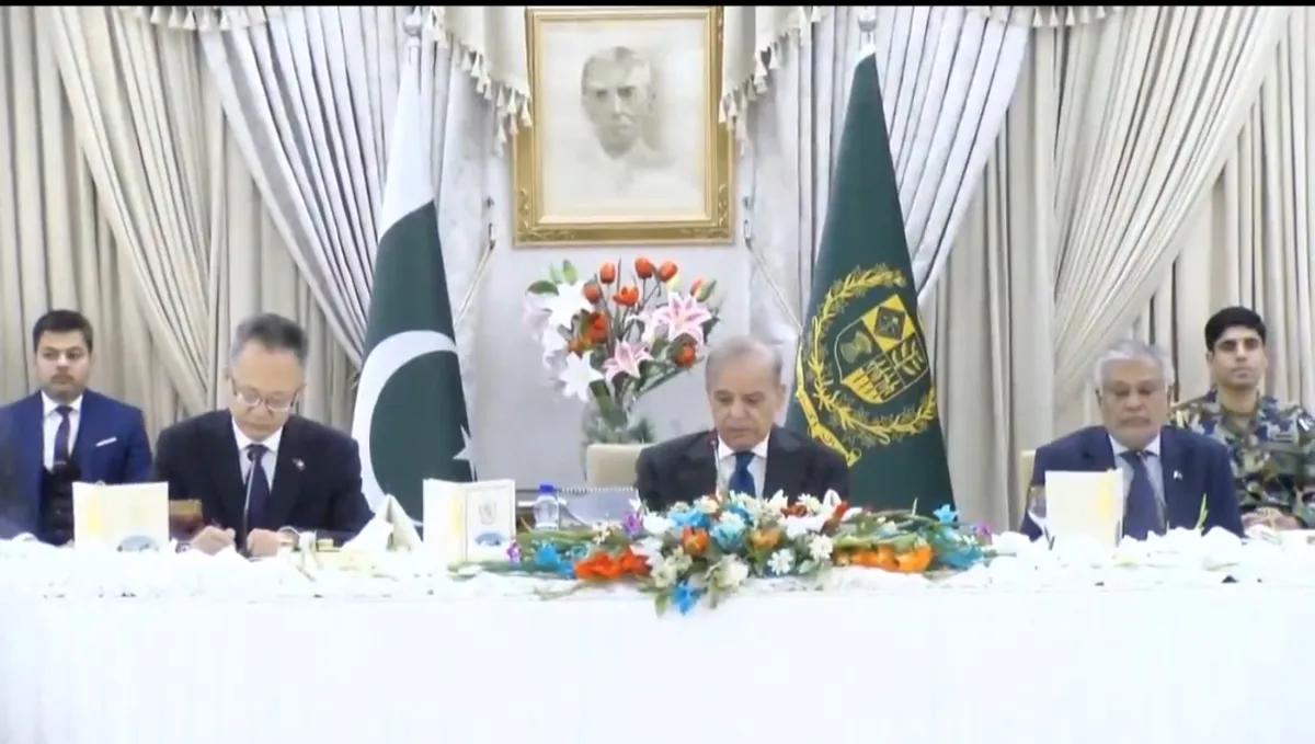 اے ڈی بی کے نائب صدر ینگ منگ یانگ کی وزیراعظم شہباز شریف سے ملاقات، ایم ایل ون پر جلد کام شروع کرنے پر زور (تصویر 1)