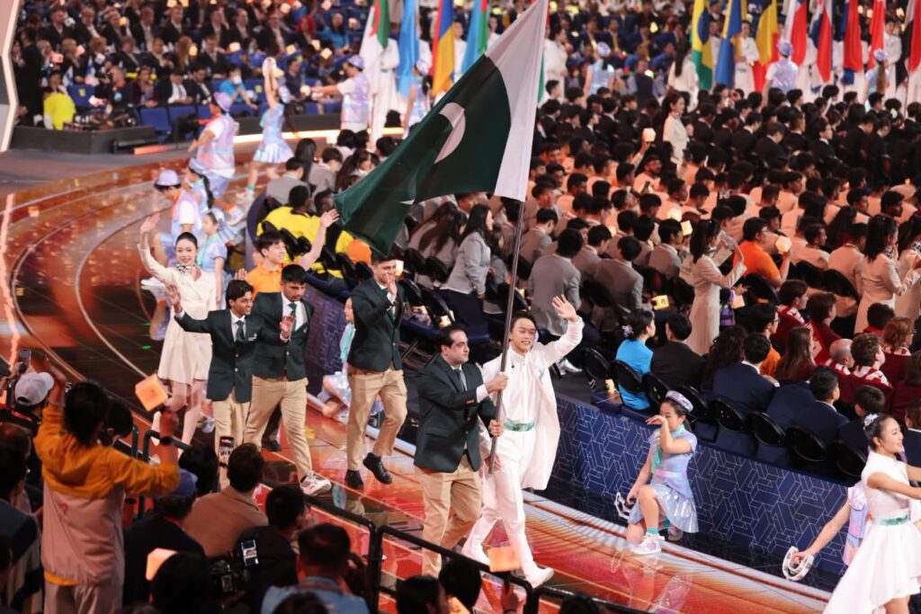 ورلڈ اسکلز شنگھائی 2026 کی تقریب میں پاکستان کا پرچم۔ تصویر: فراہم کردہ