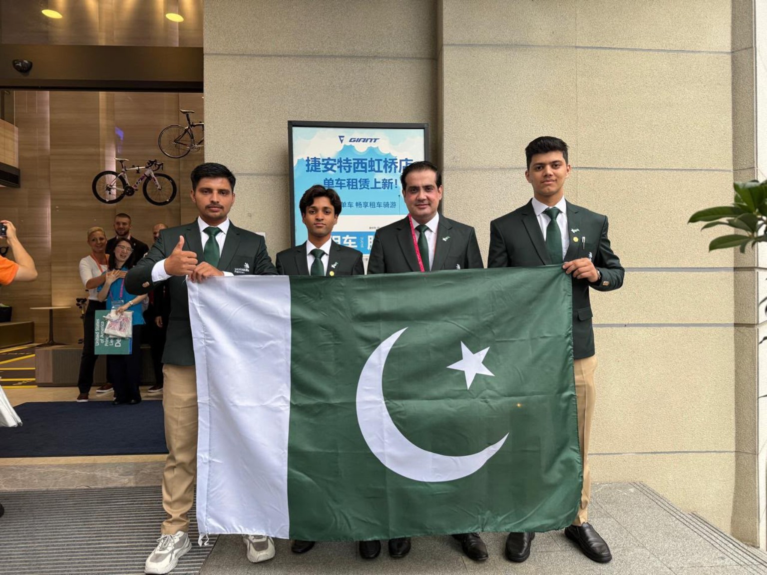شنگھائی میں پاکستانی وفد کی یادگاری تصویر۔ تصویر: فراہم کردہ