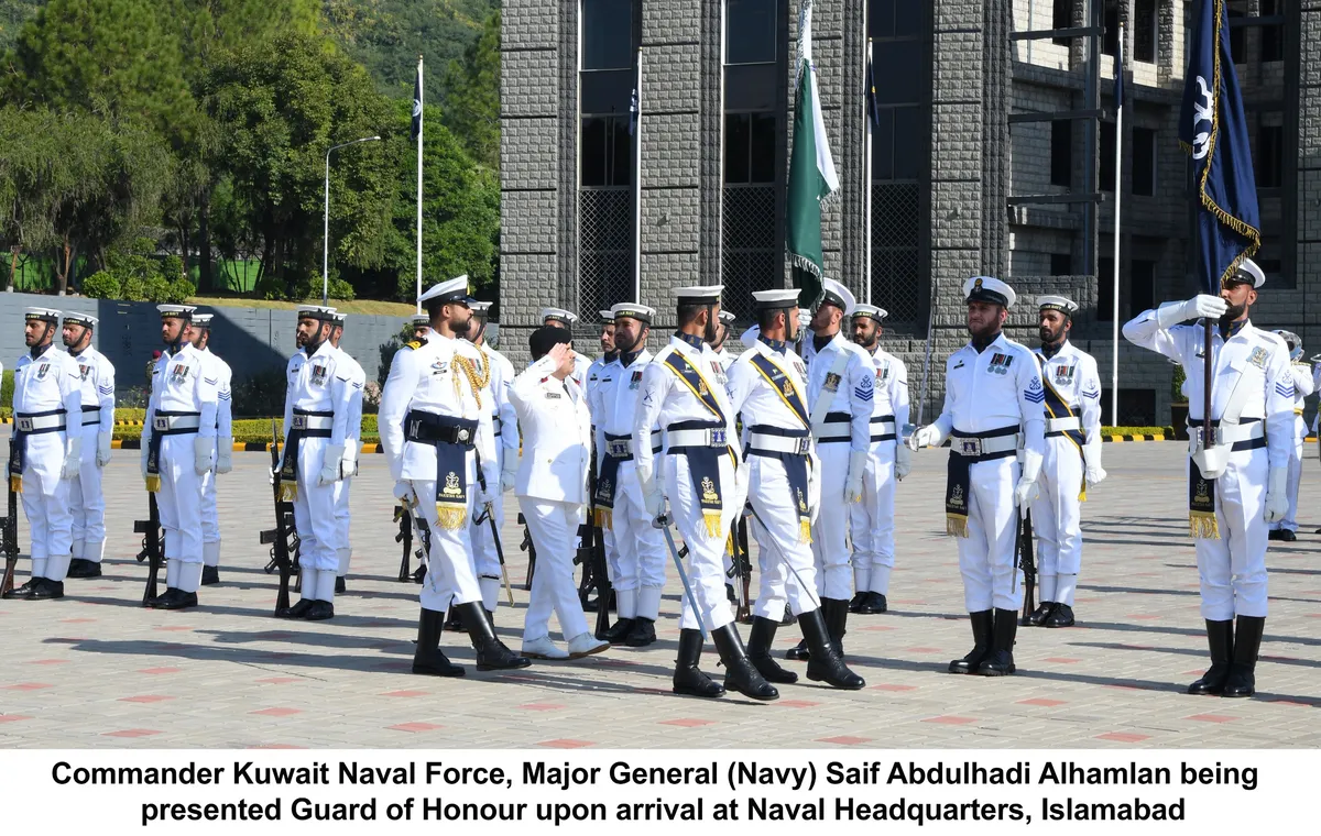 کمانڈر کویت نیول فورس میجر جنرل سیف عبد الہادی الحملان کی نیول ہیڈکوارٹرز آمد پر استقبالی تقریب کا منظر۔ (تصویر 3)