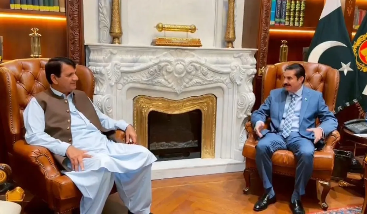 گورنر خیبرپختونخوا فیصل کریم کنڈی اور وفاقی وزیر امیر مقام کی ملاقات