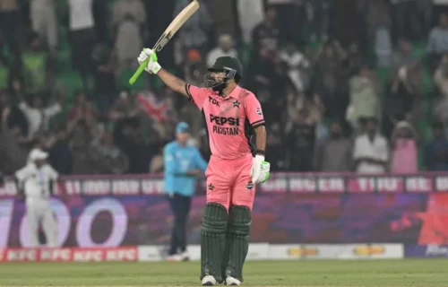 ناقابلِ یقین سنسنی خیز مقابلہ، پاکستان نے انگلینڈ کے جبڑوں سے فتح چھین لی، شاداب خان کی طوفانی سنچری