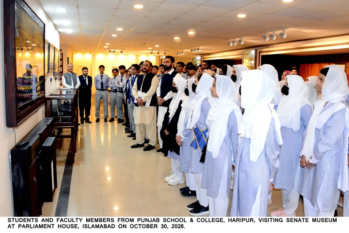 پنجاب اسکول اینڈ کالج ہری پور کے طلباء پارلیمنٹ ہاؤس کے دورے کے دوران گروپ فوٹو بنواتے ہوئے۔ (تصویر 2)