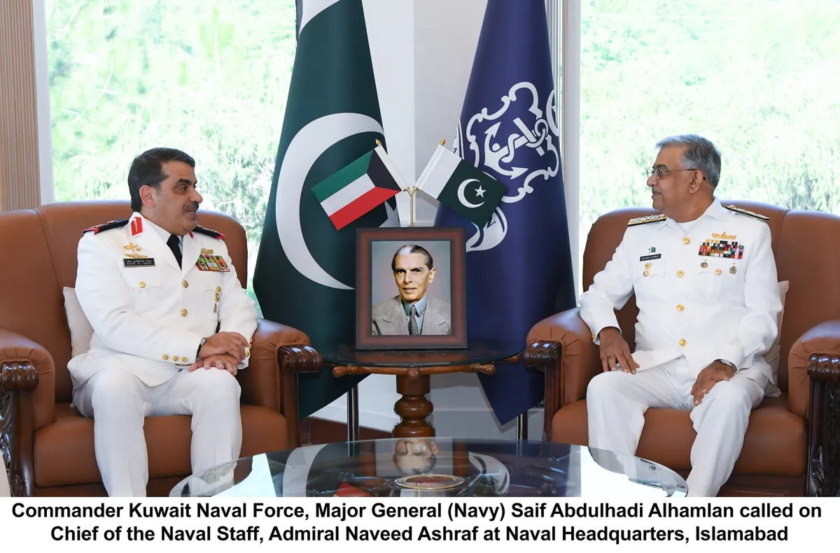 کمانڈر کویت نیول فورس میجر جنرل سیف عبد الہادی الحملان کی نیول ہیڈکوارٹرز آمد پر استقبالی تقریب کا منظر۔ (تصویر 2)