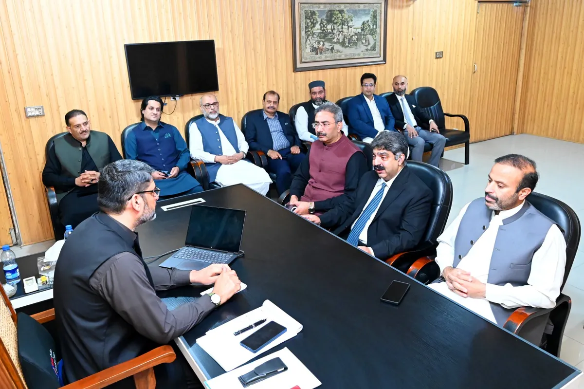 راولپنڈی چیمبر آف کامرس کے صدر نوشیروان خلیل خان پراپرٹی ٹیکس کے معاملات پر گفتگو کر رہے ہیں۔ (تصویر 3)