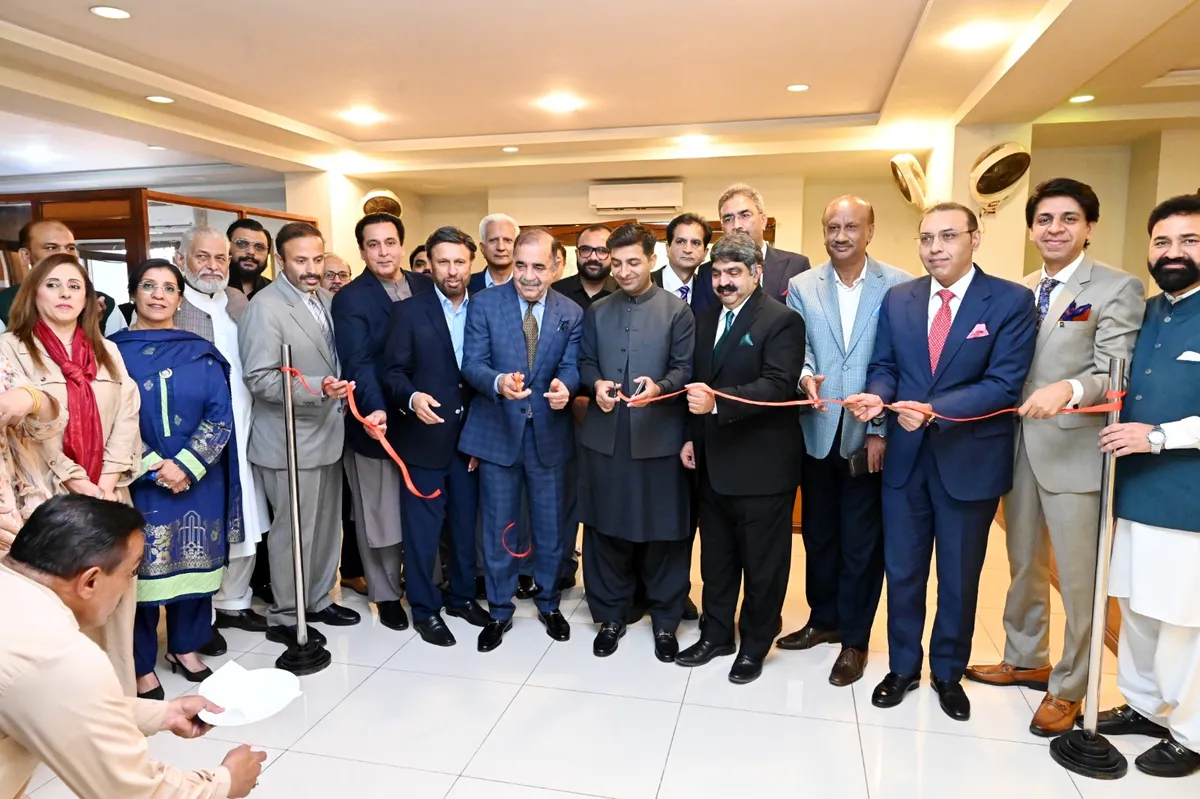 ڈپٹی کمشنر راولپنڈی کیپٹن (ر) ندیم ناصر راولپنڈی چیمبر آف کامرس میں بزنس فیسیلیٹیشن ڈیسک کا افتتاح کر رہے ہیں۔ (تصویر 2)