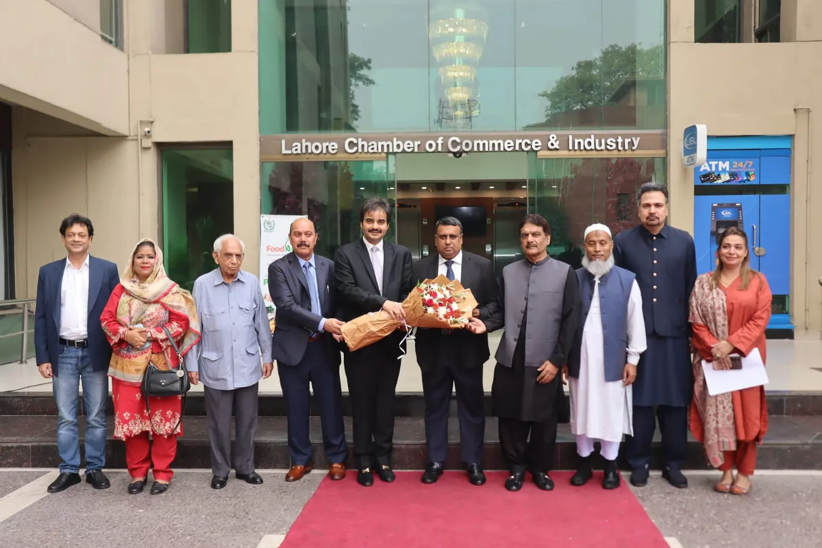 بنگلہ دیش کے ہائی کمشنر ایم ڈی اقبال حسین خان لاہور چیمبر میں پاکستان اور بنگلہ دیش کے مابین تجارتی فروغ کے اجلاس سے خطاب کر رہے ہیں۔ (تصویر 2)